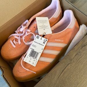Women's Adidas Gazelle Indoor; Wonder Clay/Clear Pink × 1
W7